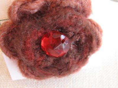 Blüte warmes rotbraun mit rotem Acrylstein