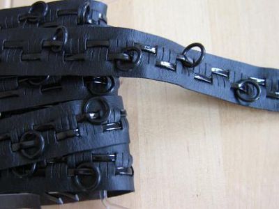 1,50 m Lederimitatband mit Einzugband und Ringen