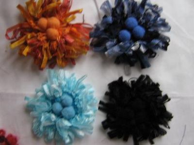 Blüten Organzabändern mittig Bommeln