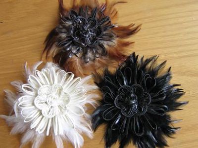 Brosche mit Federn und Lederblüte - braun