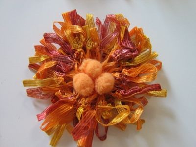 Blüten Organzabändern mittig Bommeln